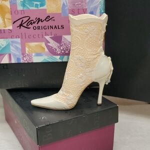 Just the Right Shoe By Raine Lace It Up